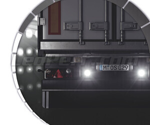 Camion con 2 proiettore di retromarcia LED Osram LEDriving Reversing FX120R-WD in funzione