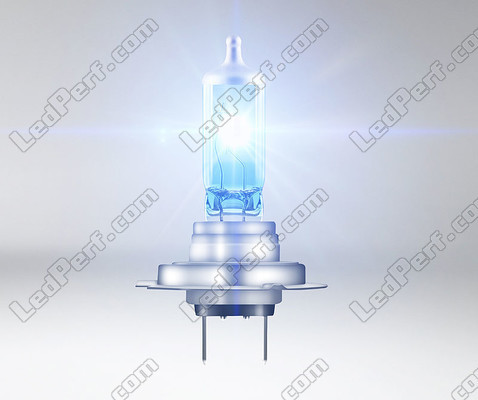 Lampadina alogena H7 Osram Cool Blue Intense NEXT GEN che produce illuminazione a effetto LED