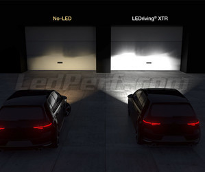 fari della macchina confronto prima e dopo il montaggio delle Osram H4 LED XTR davanti alla porta del garage.
