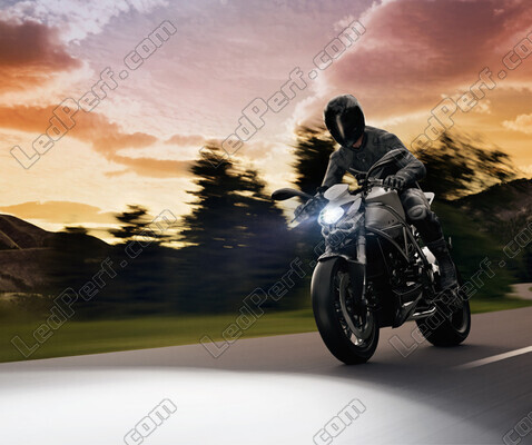 Moto su strada equipaggiata con una lampadina a LED H4 Osram Easy 12V per moto