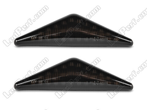 Vista frontale degli indicatori di direzione laterali dinamici a LED per Ford Focus MK1 - Colore nero fumé