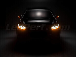 Volkswagen Golf 6 vista frontale equipaggiata con gli indicatori di direzione dinamici Osram LEDriving® per retrovisori