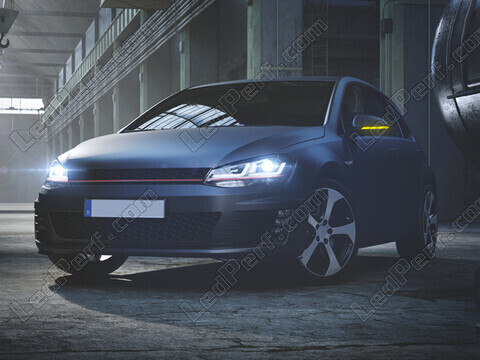 Volkswagen Touran V4 vista frontale equipaggiata con gli indicatori di direzione dinamici Osram LEDriving® per retrovisori